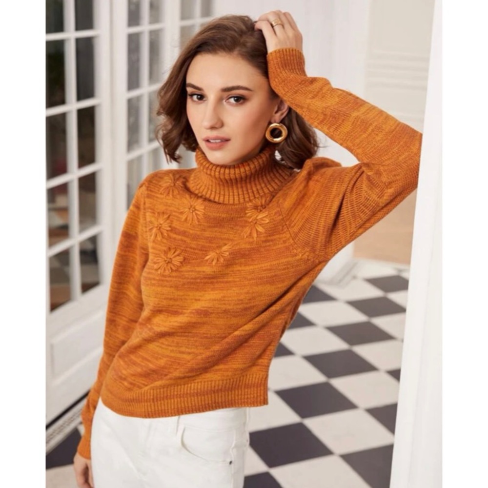 🧡🍁🌻Beautiful MOTF turtleneck sweater with embroidered flowers. 🧡💛